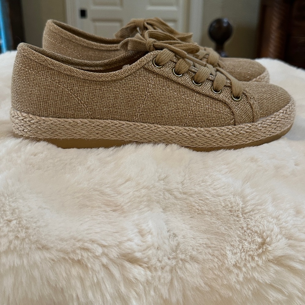 Tommy Bahama Tan With A Little Sparkle Sneaker. Size 7 - Picture 3 of 7